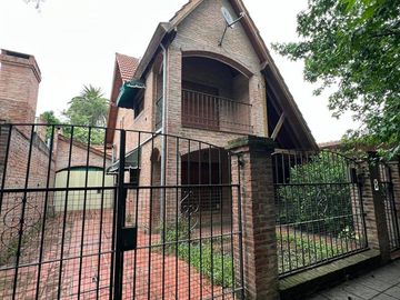 Casa en alquiler 4 amb, con jardín y parrilla  en Martinez