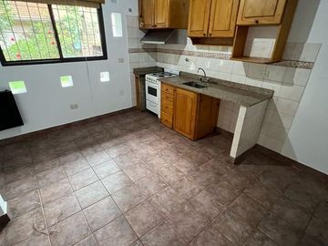 Casa en alquiler 4 amb, con jardín y parrilla  en Martinez