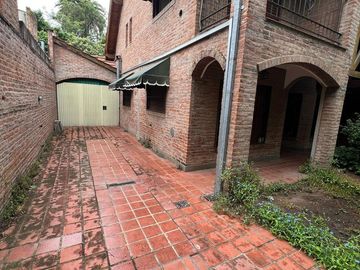 Casa en alquiler 4 amb, con jardín y parrilla  en Martinez