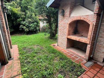 Casa en alquiler 4 amb, con jardín y parrilla  en Martinez
