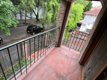Casa en alquiler 4 amb, con jardín y parrilla  en Martinez