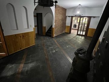 Casa en alquiler 4 amb, con jardín y parrilla  en Martinez