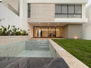 CASA EN VENTA EN MÉRIDA 3 RECAMARAS TEMOZON NORTE CON PISCINA