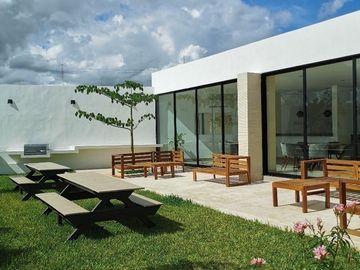 CASA EN VENTA EN MERIDA DE UNA PLANTA EN PRIVADA  FIORA CONKAL