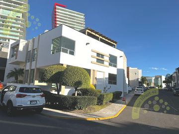 Casa en venta renta en Centro Sur Claustros de las Misiones II Queretaro frente Central Park