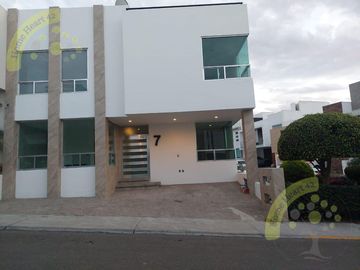 Casa en venta renta en Centro Sur Claustros de las Misiones II Queretaro frente Central Park