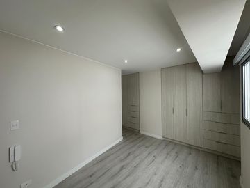 Venta de funcional departamento de 2 habitaciones en Miraflores