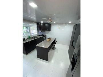 Brisas del Golf espectacular esquina 265,000
