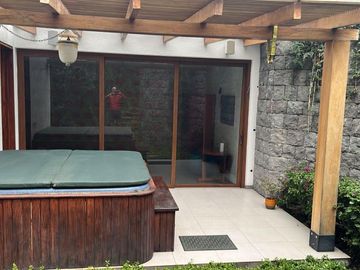 Venta Espectacular Casa de 5 dormitorios en Urbanización Pillagua. Sector Santa Ines. Cumbayá. SC