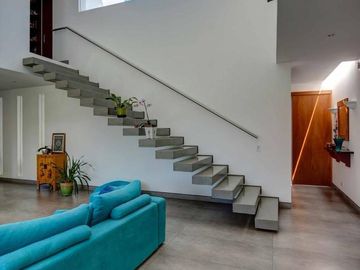Venta Espectacular Casa de 5 dormitorios en Urbanización Pillagua. Sector Santa Ines. Cumbayá. SC