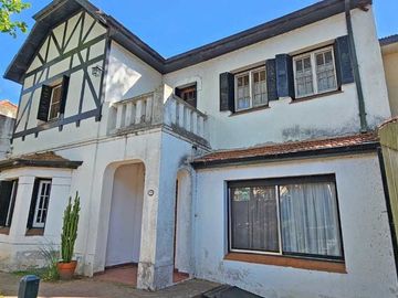 VENTA CASA 6 AMBIENTES  JARDIN Y PILETA EN OLIVOS