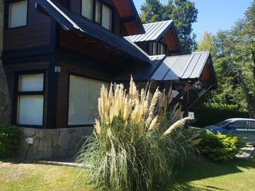 Venta Casa Impecable en Barrio Lomas del Correntoso
