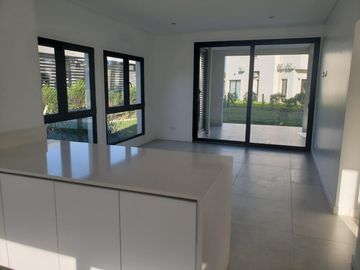 VENDO CASA A ESTRENAR EN RUMENCO JOVEN CON PARQUE Y GARAJE - GALERIA CON PARRILLA