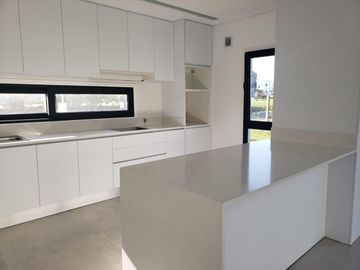 VENDO CASA A ESTRENAR EN RUMENCO JOVEN CON PARQUE Y GARAJE - GALERIA CON PARRILLA
