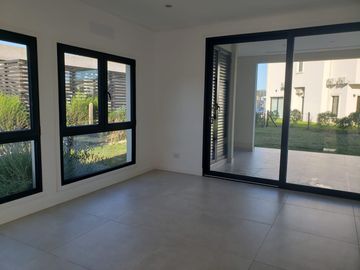 VENDO CASA A ESTRENAR EN RUMENCO JOVEN CON PARQUE Y GARAJE - GALERIA CON PARRILLA