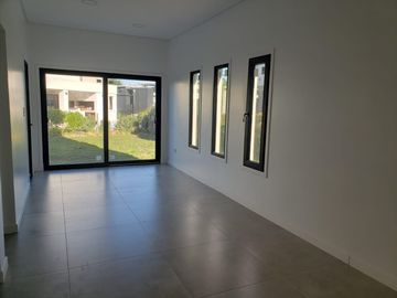 VENDO CASA A ESTRENAR EN RUMENCO JOVEN CON PARQUE Y GARAJE - GALERIA CON PARRILLA