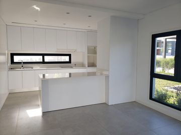 VENDO CASA A ESTRENAR EN RUMENCO JOVEN CON PARQUE Y GARAJE - GALERIA CON PARRILLA