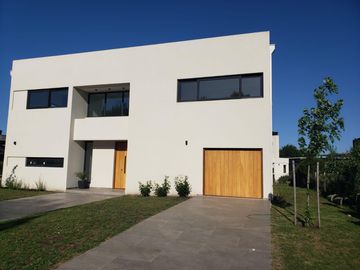 VENDO CASA A ESTRENAR EN RUMENCO JOVEN CON PARQUE Y GARAJE - GALERIA CON PARRILLA