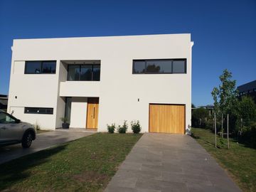 VENDO CASA A ESTRENAR EN RUMENCO JOVEN CON PARQUE Y GARAJE - GALERIA CON PARRILLA