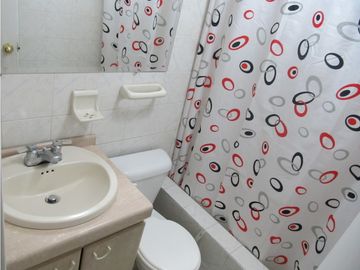 CASA EN VENTA EN CEDRITOS RENTABLE CON 6 APARTAMENTOS AMOBLADOS