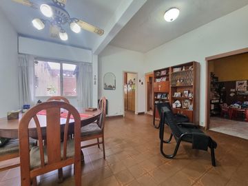 Casa 8 ambientes, 226 metros cubiertos.