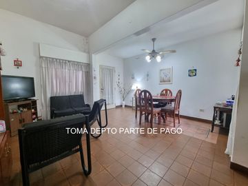Casa 8 ambientes, 226 metros cubiertos.