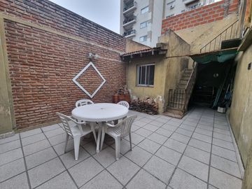Casa 8 ambientes, 226 metros cubiertos.
