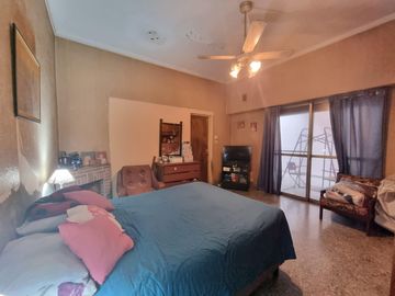 Casa 8 ambientes, 226 metros cubiertos.