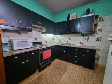 Casa 8 ambientes, 226 metros cubiertos.