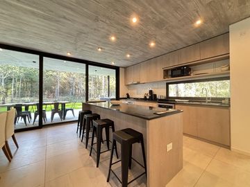 Casa en Alquiler - Barrio Senderos IV Lote 276 de Costa Esmeralda - Fondo arbolado y privado