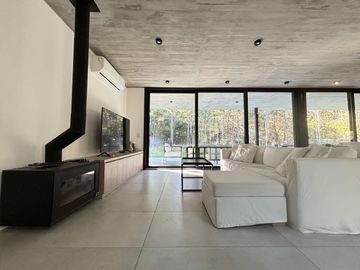 Casa en Alquiler - Barrio Senderos IV Lote 276 de Costa Esmeralda - Fondo arbolado y privado