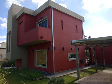 VENTA CON RENTA Casa 3 dormitorios en  Área 1 SAN SEBASTIAN MB