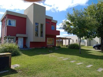 VENTA CON RENTA Casa 3 dormitorios en  Área 1 SAN SEBASTIAN MB