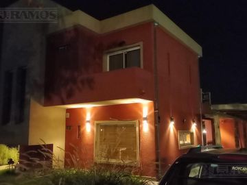 VENTA CON RENTA Casa 3 dormitorios en  Área 1 SAN SEBASTIAN MB