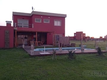VENTA CON RENTA Casa 3 dormitorios en  Área 1 SAN SEBASTIAN MB
