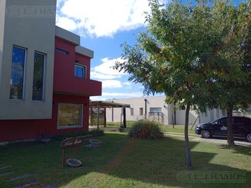 VENTA CON RENTA Casa 3 dormitorios en  Área 1 SAN SEBASTIAN MB