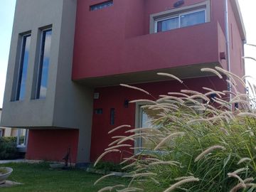 VENTA CON RENTA Casa 3 dormitorios en  Área 1 SAN SEBASTIAN MB