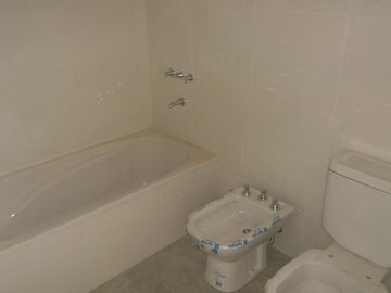 Monoambiente en alquiler, Ituzaingo 92 esq Necochea.-