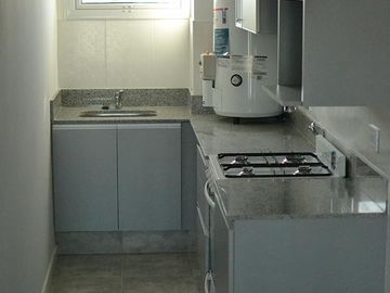 Monoambiente en alquiler, Ituzaingo 92 esq Necochea.-