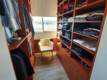 A la laguna. Impecable y muy equipada.