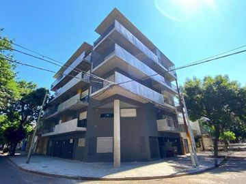 Departamento en  Venta un ambiente con balcón con parrilla en  Luis Agote. Terraza de uso común