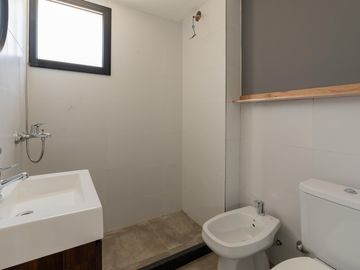 Departamento en  Venta un ambiente con balcón con parrilla en  Luis Agote. Terraza de uso común