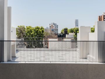 Departamento en  Venta un ambiente con balcón con parrilla en  Luis Agote. Terraza de uso común