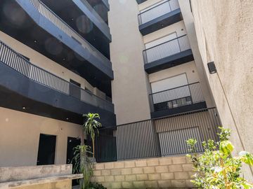 Departamento en  Venta un ambiente con balcón con parrilla en  Luis Agote. Terraza de uso común