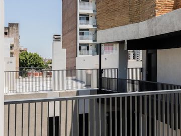 Departamento en  Venta un ambiente con balcón con parrilla en  Luis Agote. Terraza de uso común