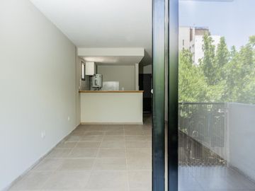Departamento en  Venta un ambiente con balcón con parrilla en  Luis Agote. Terraza de uso común