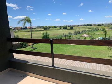 Casa en venta 4 amb. c/ dep. y Pileta Lote interno con vista al Golf!!