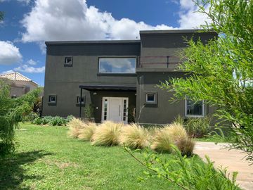 Casa en venta 4 amb. c/ dep. y Pileta Lote interno con vista al Golf!!