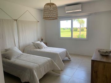 Casa en venta 4 amb. c/ dep. y Pileta Lote interno con vista al Golf!!