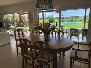 Casa en venta 4 amb. c/ dep. y Pileta Lote interno con vista al Golf!!